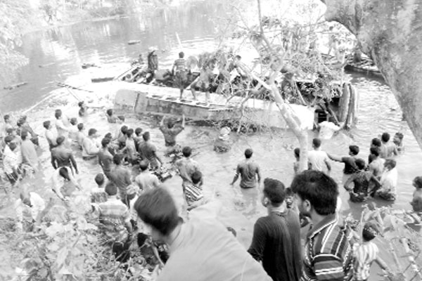 চাঁপাইনবাবগঞ্জে পিকনিকের বাস খাদে, নিহত ৩