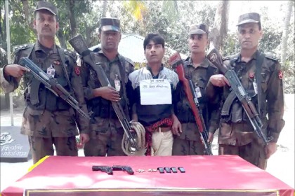 চাঁপাইনবাবগঞ্জ সীমান্তে অস্ত্র-গুলিসহ আটক ১