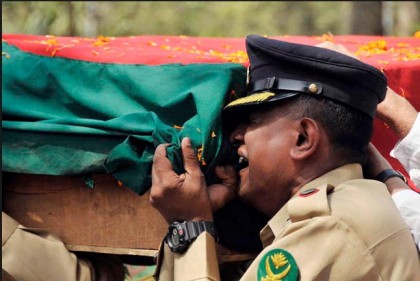 পিলখানা হত্যাকাণ্ডে নিহতদের কবরে রাষ্ট্রপতি-প্রধানমন্ত্রীর শ্রদ্ধা