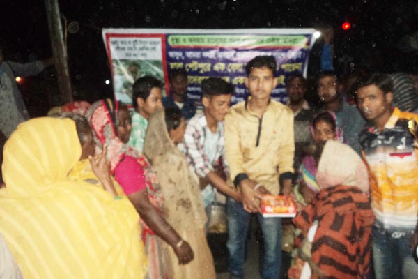 দিনাজপুরে ভাসমান দুঃস্থদের মাঝে খাবার বিতরণ