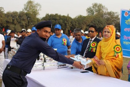 ঠাকুরগাঁওয়ে স্বপরিবারে খেলায় মাতলো পুলিশ সদস্যরা