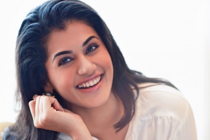 স্পটবয়কে সিঙ্গাপুরের টিকিট উপহার তাপসী পান্নুর