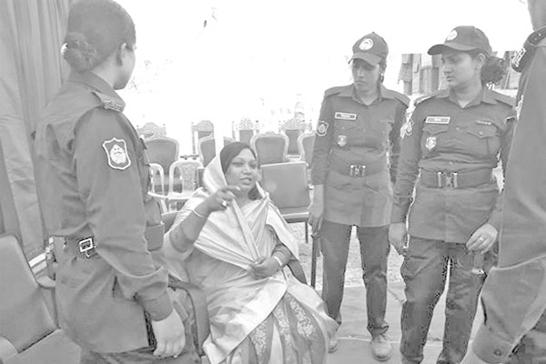 মঞ্চ থেকে নামার সময় প্রধানমন্ত্রীকে হঠাৎ জড়িয়ে ধরলেন নারী