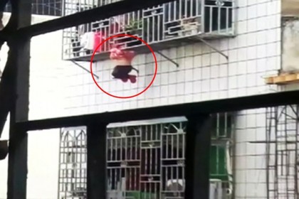 গ্রিল কেটে ঝুলন্ত তরুণীকে উদ্ধার (ভিডিও)