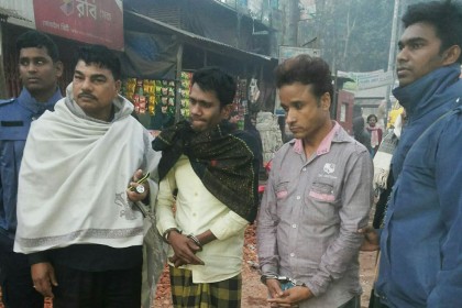 লামায় বিক্রির সময় ২ ইয়াবা ব্যবসায়ী আটক
