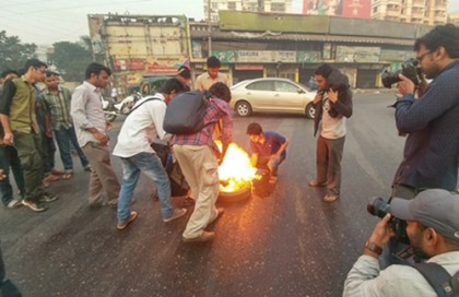 হরতালে যান চলাচল স্বাভাবিক, শাহবাগে উত্তাপ