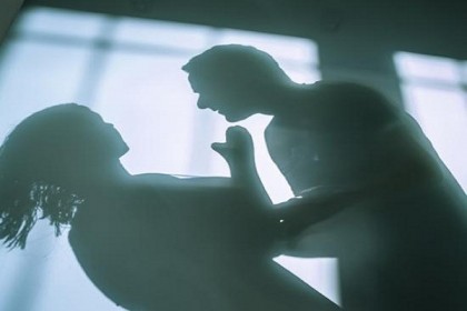 ধর্ষণের চেষ্টা, স্ত্রীর লাথিতে মৃত্যু!