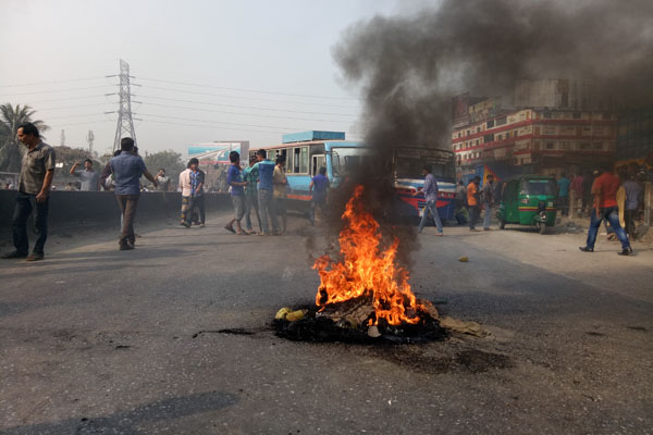 ঢাকা-চট্টগ্রাম মহাসড়ক অবরোধে শ্রমিকরা, জ্বলছে টায়ার