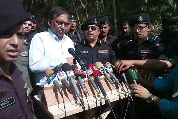 
'লুণ্ঠিত অস্ত্র উদ্ধারে দুঃসাহসিকতার পরিচয় দিয়েছে র‌্যাব'
