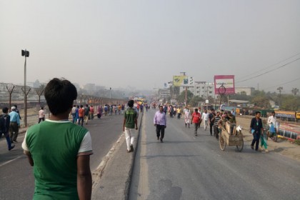 গণপরিবহন শূন্য রাজধানীতে দুর্ভোগে নগরবাসী