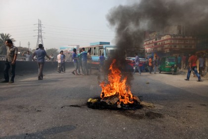ঢাকা-চট্টগ্রাম মহাসড়ক অবরোধে শ্রমিকরা, জ্বলছে টায়ার