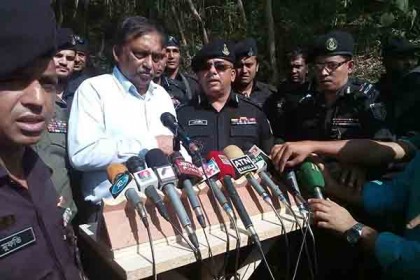 
'লুণ্ঠিত অস্ত্র উদ্ধারে দুঃসাহসিকতার পরিচয় দিয়েছে র‌্যাব'
