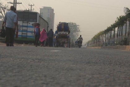 সাভারে ধর্মঘটে চরম ভোগান্তি যাত্রী ও পোশাক শ্রমিকদের  
