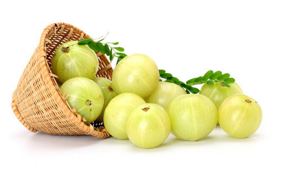 অকালে চুল পাকা রোধে আমলকি
