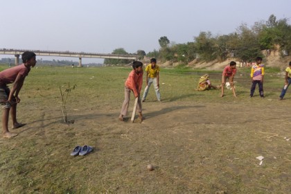 এক সময়ের খরস্রোতা পুনর্ভবা নদী এখন খেলার মাঠ