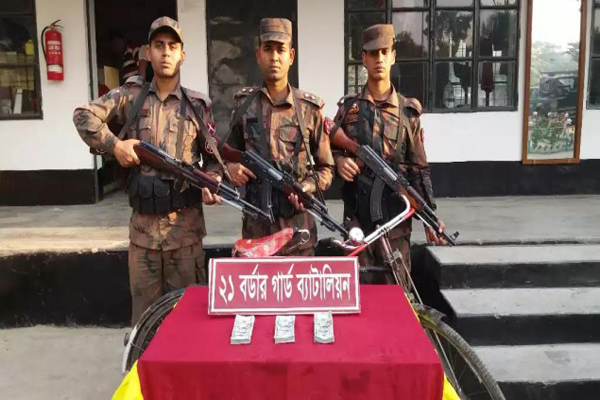 ভারতে পাচারকালে বেনাপোলে ৩০ হাজার ডলার জব্দ