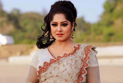 বাংলাদেশ মহিলা ফুটবল দলের ম্যানেজার মৌসুমী!