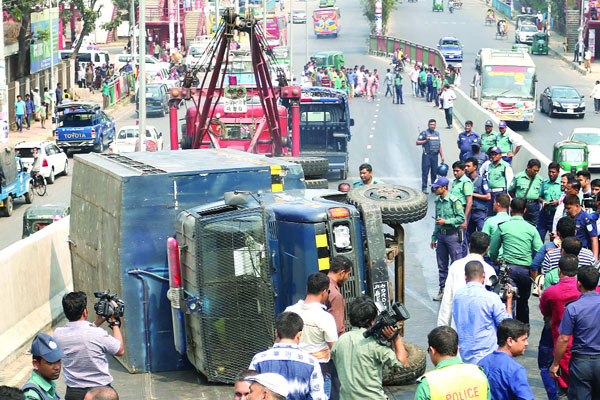 ফ্লাইওভারে ২৪ আসামি নিয়ে উল্টে গেল প্রিজন ভ্যান