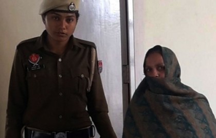 সুইসাইড নোট লিখিয়ে দুই মেয়েকে খালে ফেলে দিল বাবা-মা