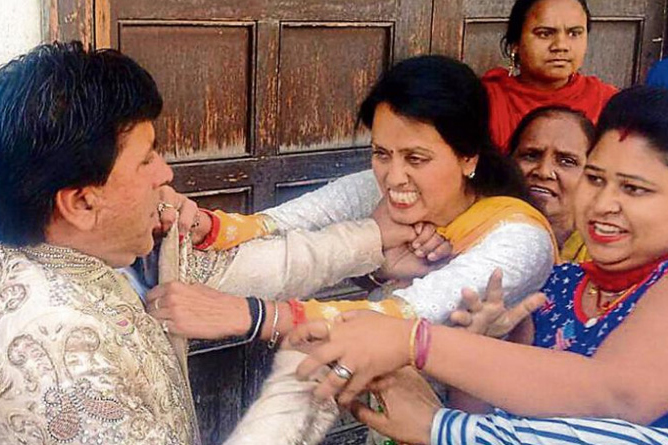 গোপনে দ্বিতীয় বিয়ে, আসরেই বরকে ধোলাই প্রথম স্ত্রীর 