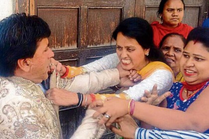 গোপনে দ্বিতীয় বিয়ে, আসরেই বরকে ধোলাই প্রথম স্ত্রীর 
