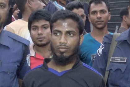 টঙ্গীতে মুফতি হান্নানকে বহনকারী প্রিজন ভ্যানে হামলা, বোমাসহ আটক ১
