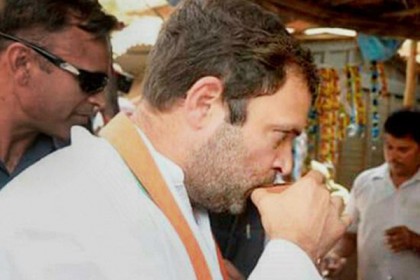 ফুটপাতের চায়ের দোকানে রাহুল-প্রিয়াঙ্কার সাক্ষাৎ!‌
