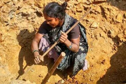 শৌচাগারের দাবিতে ৩ দিন গর্ত খুঁড়লেন অন্তঃসত্ত্বা!