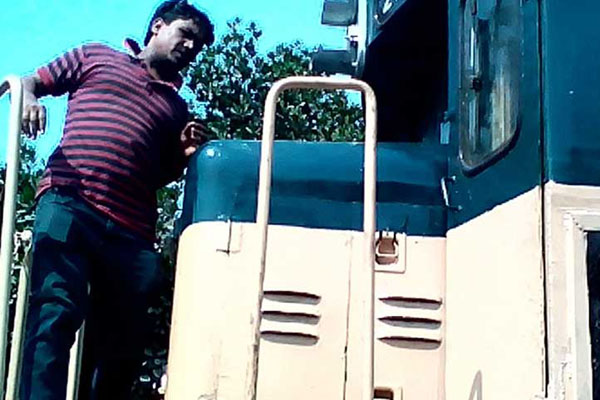 সিগারেট কিনতে ট্রেন থামালেন দায়িত্বজ্ঞানহীন চালক!