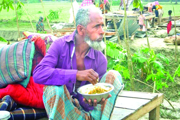 ঝড়ে ঘরবাড়ি বিধ্বস্ত খোলা আকাশের নিচে মানুষ