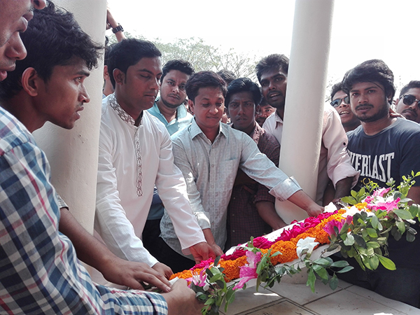 জাবিতে বঙ্গবন্ধুর প্রতিকৃতিতে শ্রদ্ধা নিবেদন