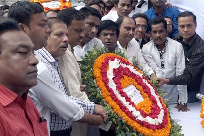 বরিশালে বঙ্গবন্ধুর প্রতিকৃতিতে শ্রদ্ধা নিবেদন