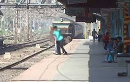 রেল লাইনে সেলফি, বিদ্যুৎস্পৃষ্ট হয়ে মৃত্যু
