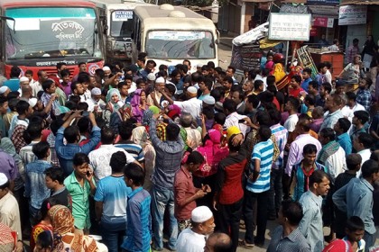 সিদ্ধিরগঞ্জে ওয়াসার পানি সরবরাহের দাবিতে সড়ক অবরোধ 