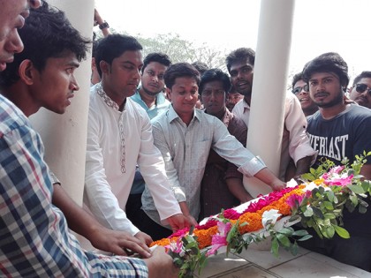 জাবিতে বঙ্গবন্ধুর প্রতিকৃতিতে শ্রদ্ধা নিবেদন