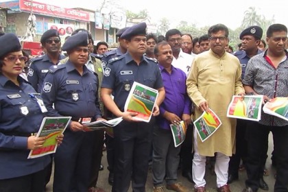 ঝিনাইদহে মাদক নির্মূলে পুলিশের লিফলেট বিতরণ