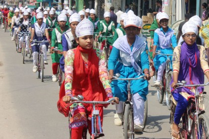 নারী দিবসে ঠাকুরগাঁওয়ে ছাত্রীদের সাইকেল র‌্যালি