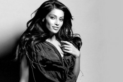 বিপাশা বসুর বিরুদ্ধে প্রতারণার অভিযোগ !‌
