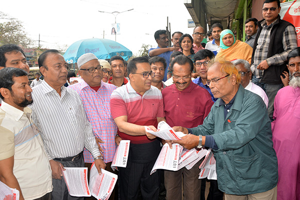 গ্যাসের দাম বৃদ্ধির প্রতিবাদে বগুড়ায় বিএনপির লিফলেট বিতরণ 
