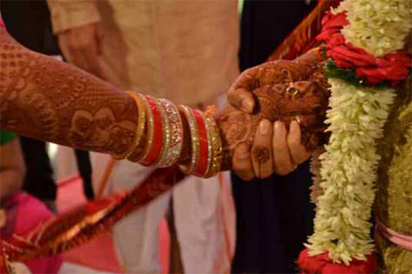 অন্ধবিশ্বাসের জেরে দুই যুবকের বিয়ে দিল গ্রামবাসীরা!