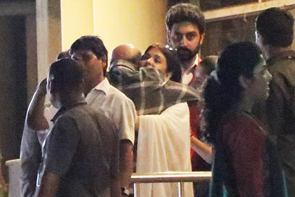 হাসপাতাল প্রাঙ্গণে দাঁড়িয়ে কাঁদলেন ঐশ্বরিয়া