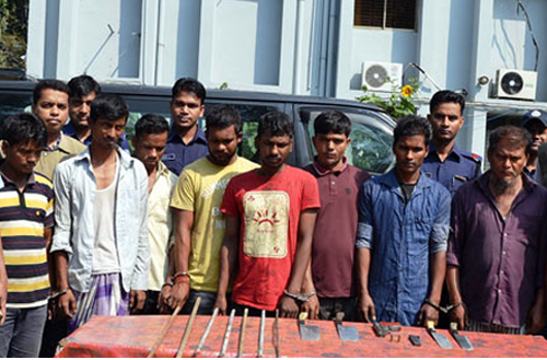 কুমিল্লায় অস্ত্রসহ ৮ ডাকাত আটক