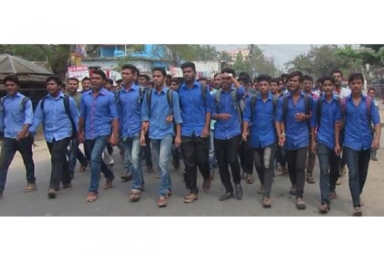সড়ক সংস্কারের দাবিতে ঝিনাইদহে  শিক্ষার্থীদের বিক্ষোভ