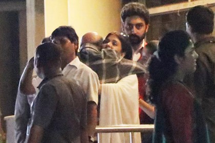 হাসপাতাল প্রাঙ্গণে দাঁড়িয়ে কাঁদলেন ঐশ্বরিয়া