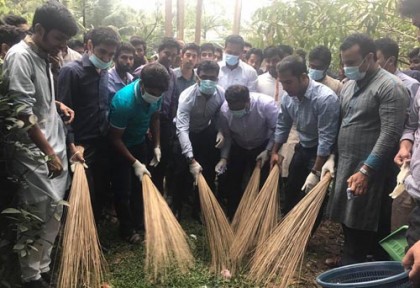 এবার ঝাড়ু হাতে ছাত্রলীগ