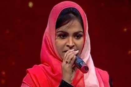 হিন্দু ভক্তিগীতি গেয়ে ফেসবুকে তীব্র আক্রমণের মুখে মুসলিম তরুণী

