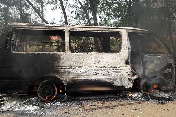 ধাওয়ায় যুবকের মৃত্যু, পুলিশের গাড়িতে আগুন