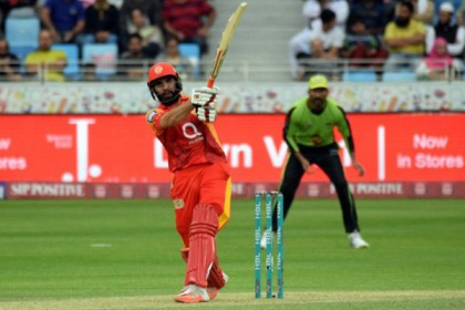 ব্যাট হাতে ছক্কার বৃষ্টি ঝড়ালেন মিসবাহ (ভিডিওসহ)