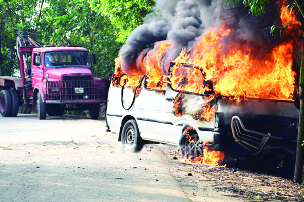 ধাওয়ায় মোটরসাইকেল আরোহী নিহত, পুলিশের গাড়িতে আগুন