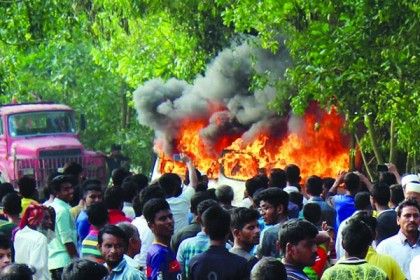 কুমিল্লায় পুলিশের গাড়িতে আগুন; ২ মামলায় আসামি তিন শতাধিক